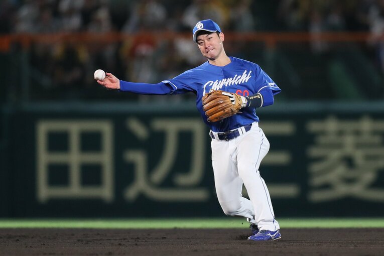 茂木から少し時間が空いて指名されたのが、慶應大の山本泰寛。読売のドラフト5位だった。その後阪神、中日（写真）でプレー（右に続きます）　©JIJI PRESS