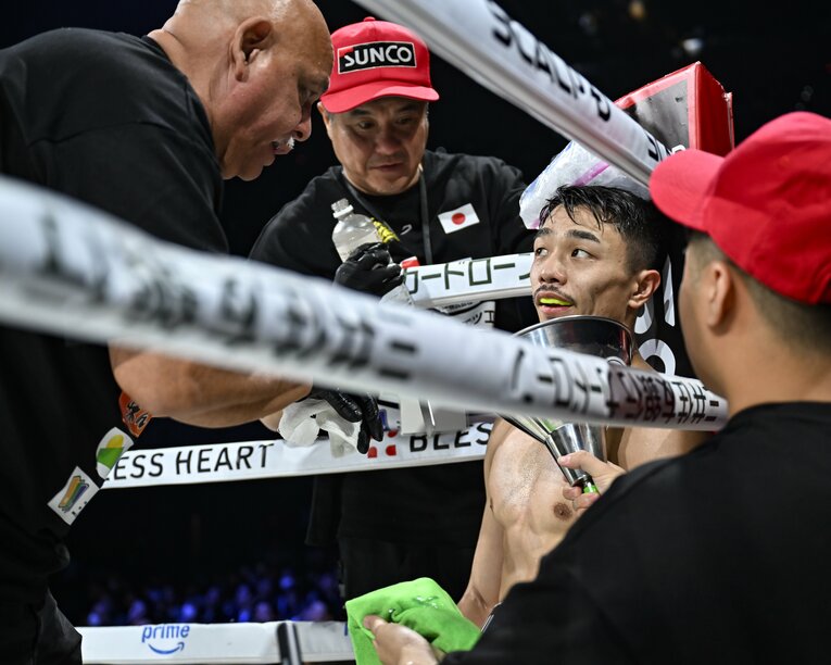 中谷潤人（右）に指示を送るルディ・エルナンデス　©︎Hiroaki Finito Yamaguchi