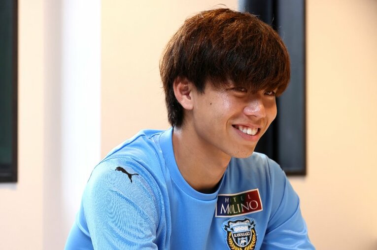 インタビュー中にニヤリと微笑む高井幸大（19歳）。パリ五輪では守備の要としての活躍が期待される ／ photograph by Shigeki Yamamoto