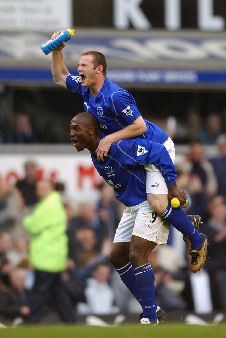 16歳でアーセナル相手にプレミア初ゴールを挙げたルーニー。キャンベルからおんぶの祝福　©︎Getty Images