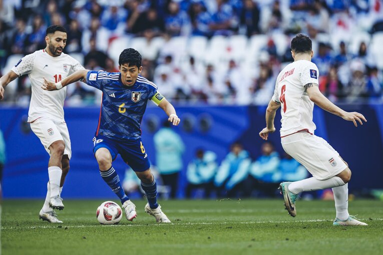 中盤でボールを運ぶ遠藤航　©︎Kiichi Matsumoto