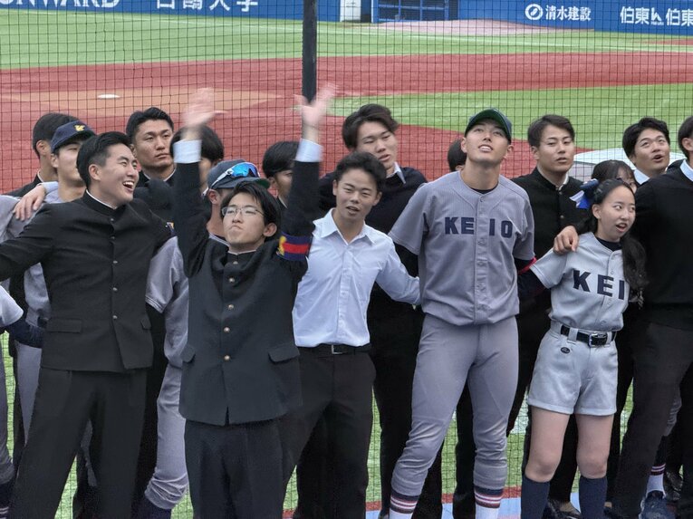 試合後は号泣も、その後は応援席で歓喜の熱唱　©Yuji Yanagawa