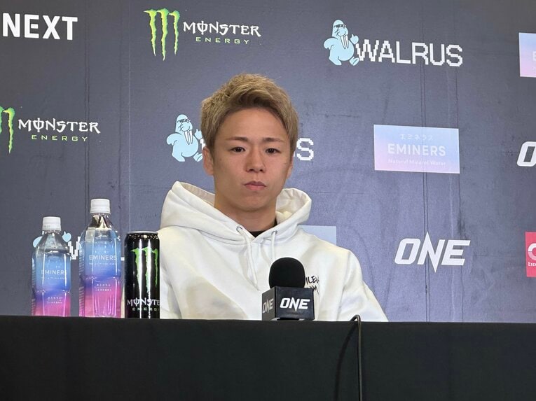 大会終了後、単独で取材陣の質問に答えた武尊　©Norihiro Hashimoto