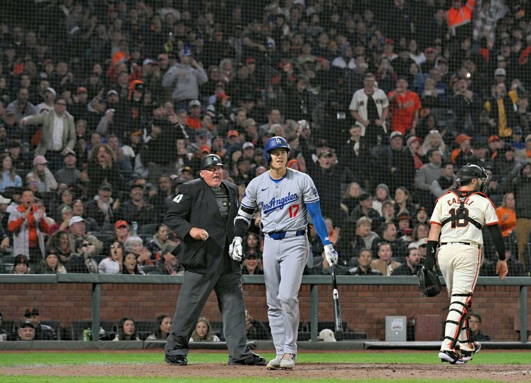 同じく5月15日のジャイアンツ戦。三振コールのあと、不満げな大谷の様子を見て、マスクを外し大声を出す審判・ウェンデルステット氏　©Getty Images