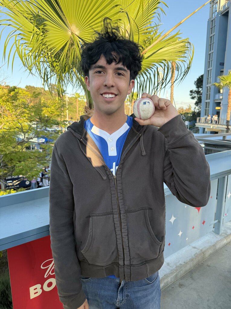 【テレビに映らないドジャースの日常】HRボールをゲットしてニッコリの少年（写真は右に続きます）©Naoyuki Yanagihara