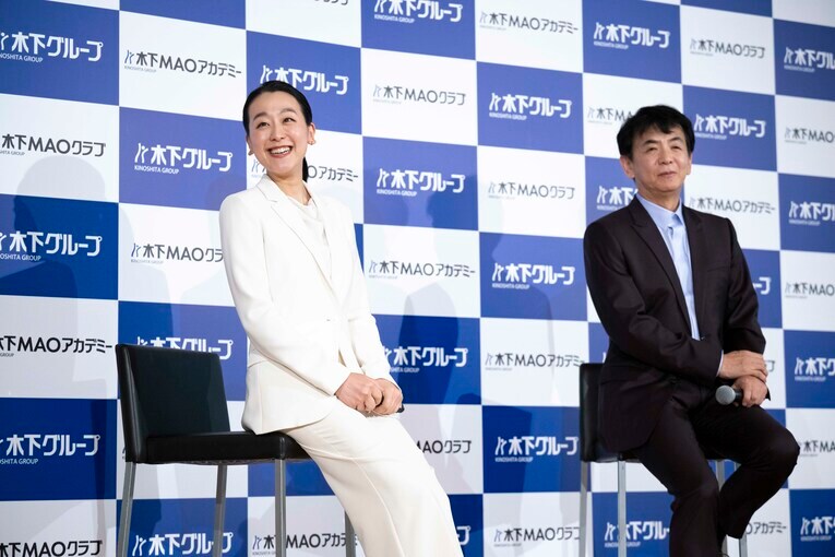 明るい笑顔を見せた浅田。隣には木下グループCEOの木下直哉氏　©Asami Enomoto