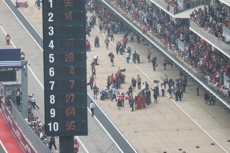 赤旗中断で混乱のなか再スタートとなったアメリカズGP　©Satoshi Endo