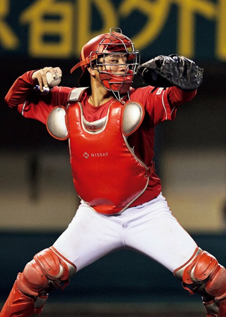 石伊雄太は二塁送球1.9秒を切るなど強肩が持ち味　©Mainichi Newspapers