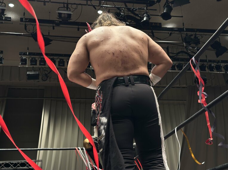 スワイプすると「エル・デスペラードvs葛西純」など激闘写真をご覧になれます　©Norihiro Hashimoto