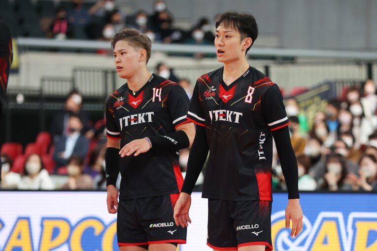 日本代表、ジェイテクトでともにプレーした柳田将洋と西田有志（2022年12月）©︎YUTAKA/AFLO SPORT