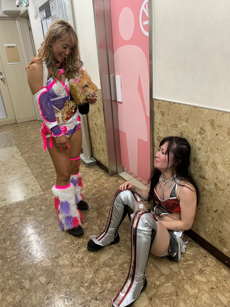 試合後、涙が止まらない清水にSAKIは寄り添った