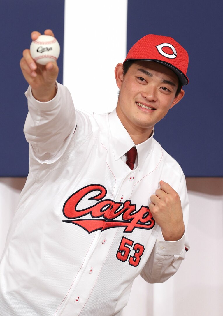 入団会見での岡本。ドラフト3位で入団し、1年目の昨季は41試合に登板。防御率2.88とまずまずの結果を残した　©JIJI PRESS