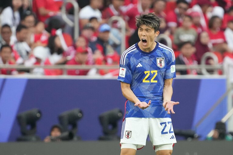 激しいジェスチャーで仲間を鼓舞する冨安健洋　©Masashi Hara