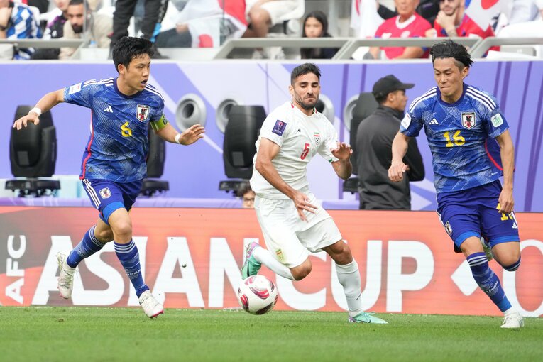 イランの選手を挟み込む遠藤航と毎熊晟矢　©Masashi Hara