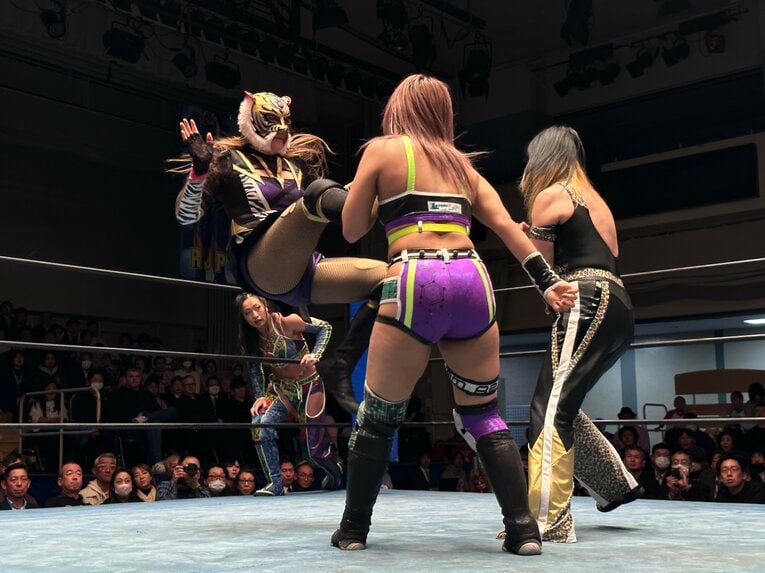 2人まとめてドロップキックを決めるクイーン