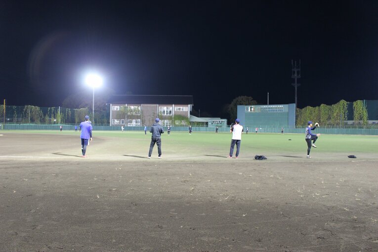 しっかりとしたナイター設備の中で練習する部員たち　©NumberWeb