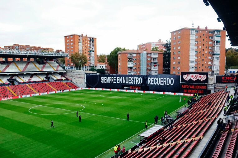 ラージョの本拠地は独特な形状をしており、ゴール裏には住宅が……