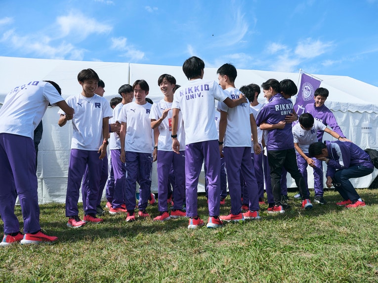 選手に声をかけられながら、沈み込む代理監督　©Yuki Suenaga