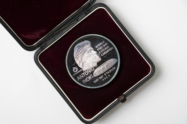 猪木とスタジアムをかたどった純銀製のメダル　筆者の長谷川晶一氏が所有