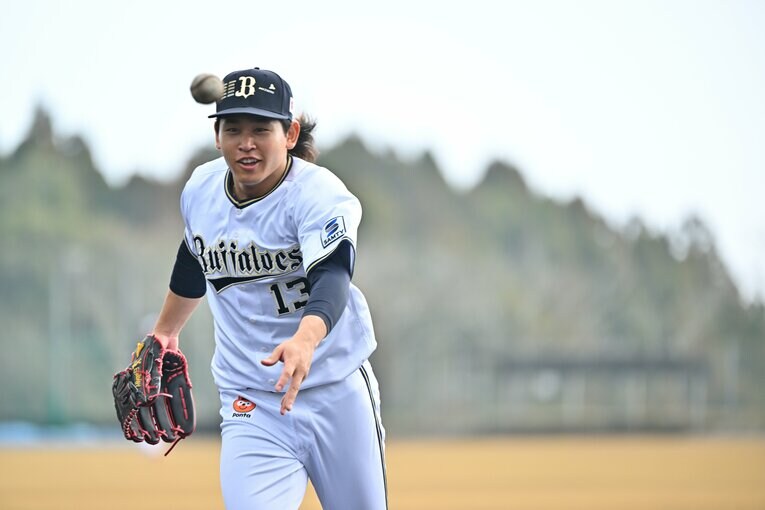 春季キャンプの練習中。生き生きとした表情でボールを追う宮城　©︎Hideki Sugiyama