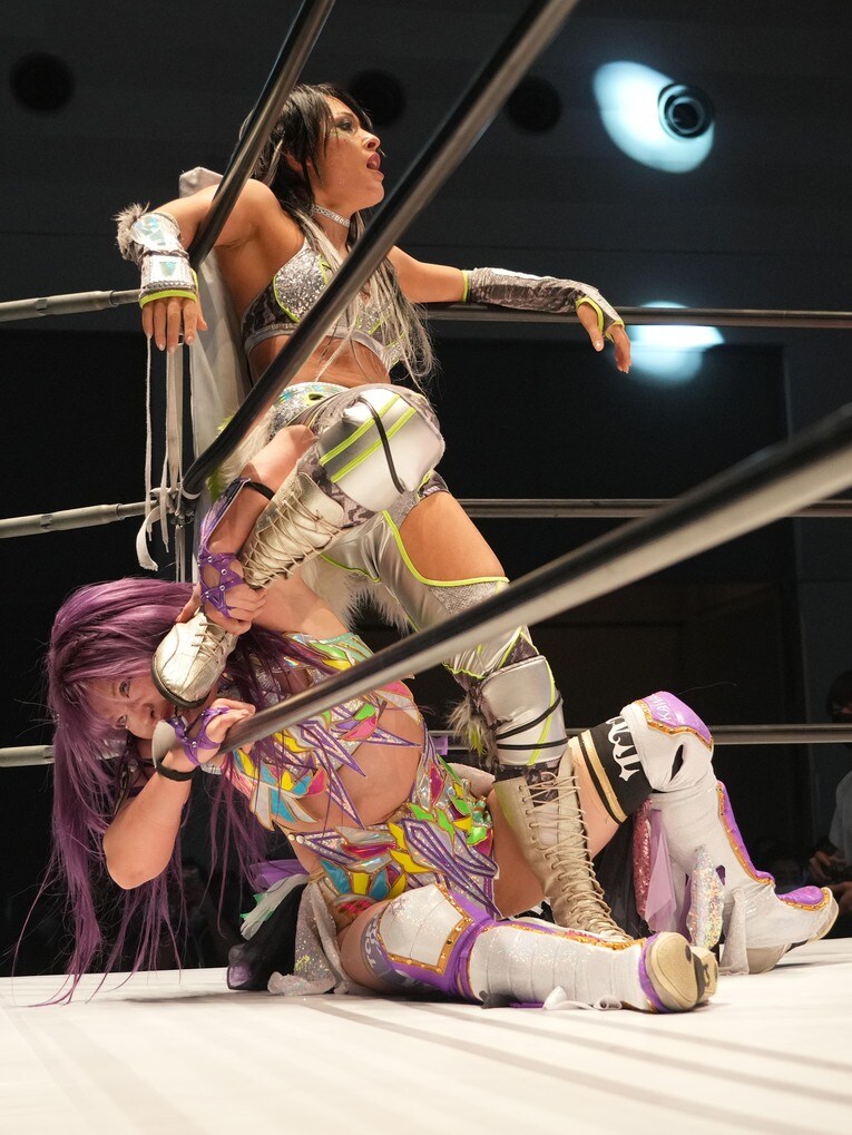 コーナーで中野たむをいたぶるジュリア　©Essei Hara