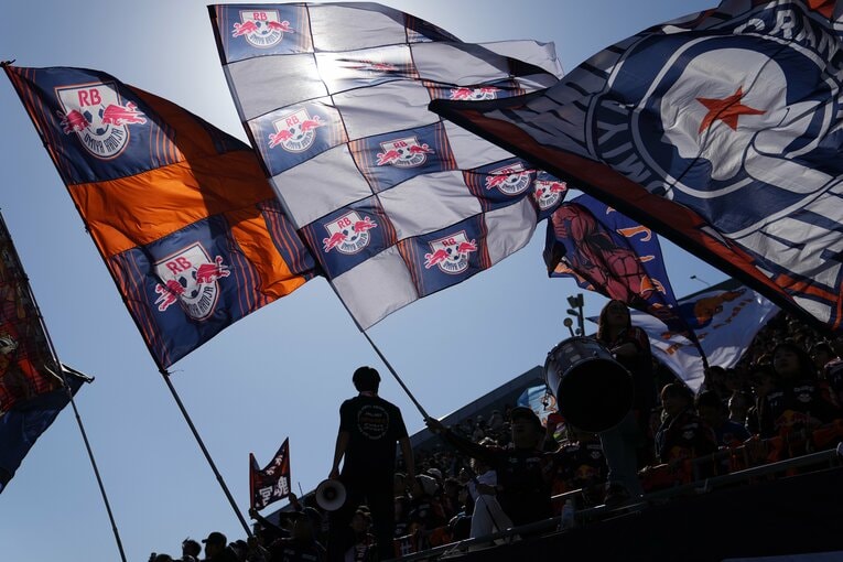 クラブエンブレムが刻まれたフラッグ　©Masashi Hara