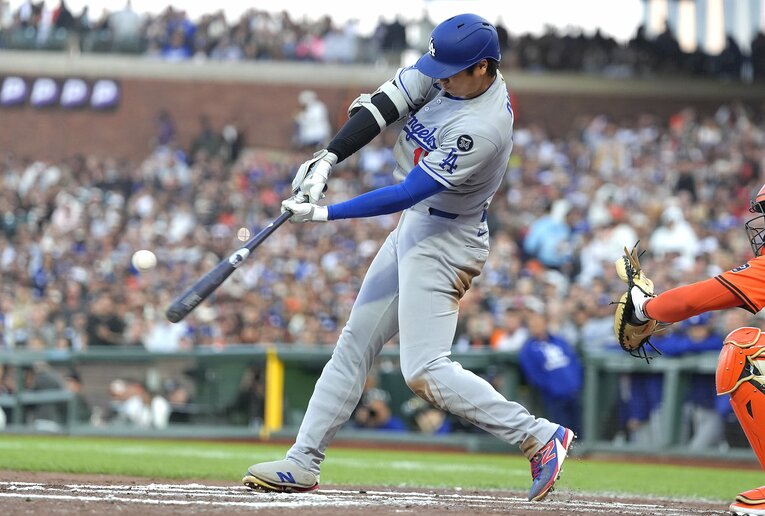 大谷が放った初の「スプラッシュヒット」（右にスワイプすると「番記者が撮ったホームランボール争奪戦舞台裏」がご覧になれます）　©Getty Images