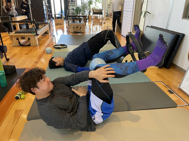 DeNA森原康平のなかなか見られないピラティストレの様子　©Takashi Ishizuka