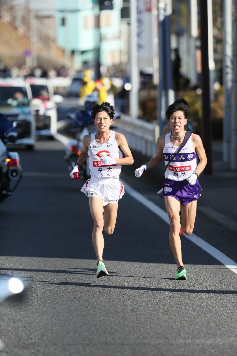 2区・田澤は12月上旬にコロナ感染で体調が思うように回復しなかったものの、2区で3位の力走。苦悶の表情を浮かべながら走りきった　©JMPA