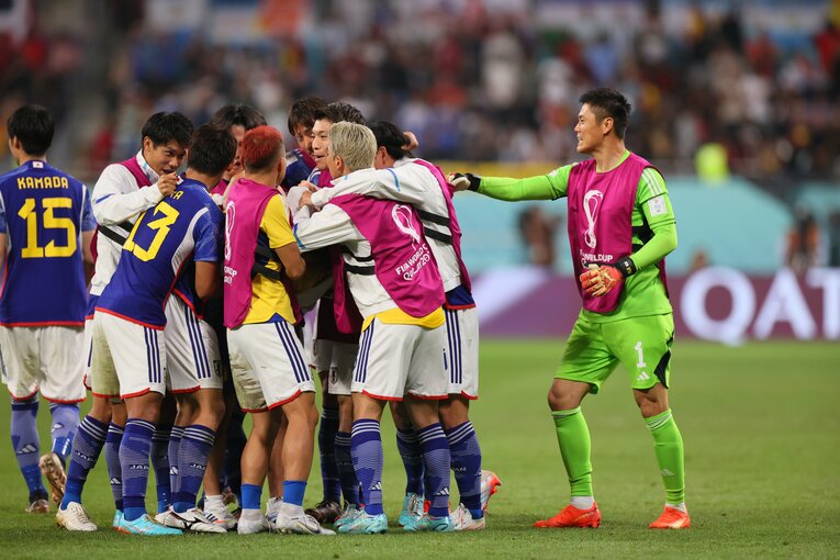 スペイン戦、ゴールの歓喜の輪に駆け寄る川島　©Kaoru Watanabe／JMPA