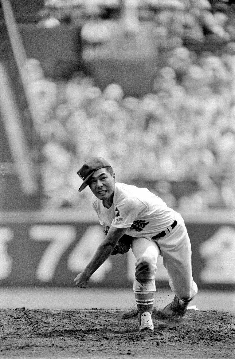 いまも語り継がれる明徳義塾戦で力投する高校時代の山口　©JIJI PRESS