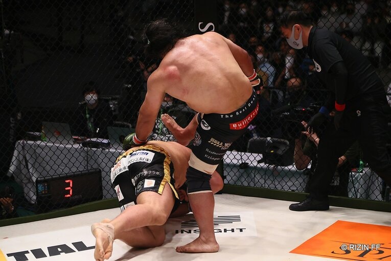 フィニッシュはグラウンド状態の貴賢神への顔面蹴り。やはり力の差はあった　©RIZIN FF