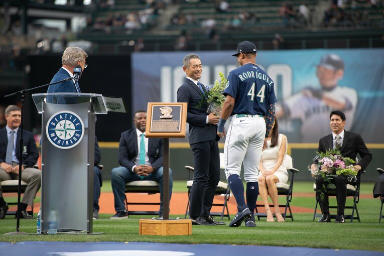 マリナーズ殿堂入りのセレモニーでイチローに花束を渡したロドリゲス　©︎Nanae Suzuki