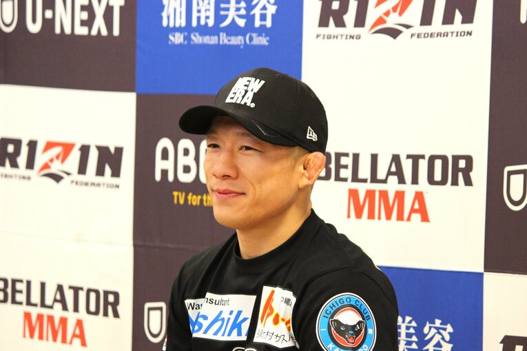 扇久保博正に完勝し、試合後のインタビューに応じる堀口恭司　©Number Web