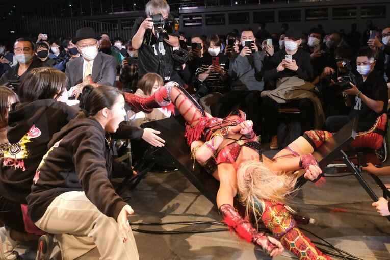 パイルドライバーで叩きつけテーブルもクラッシュ　©Norihiro Hashimoto