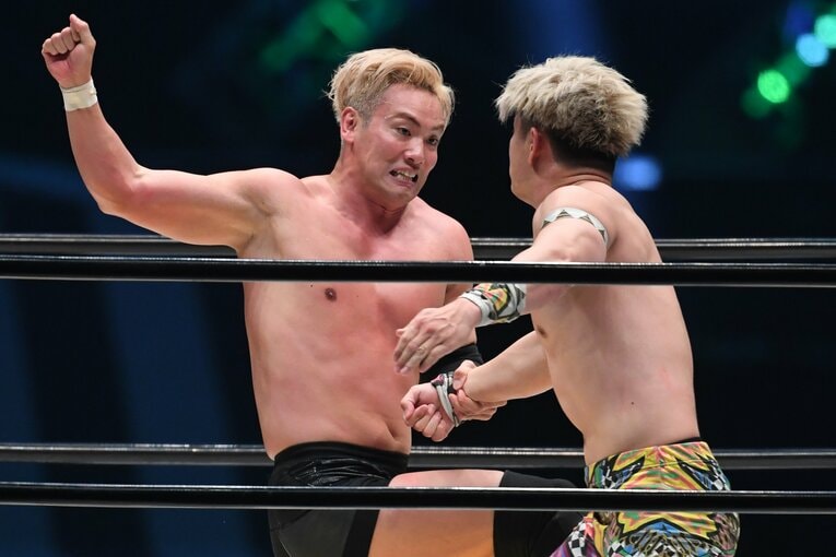 清宮海斗にレインメーカーを見舞うオカダ・カズチカ