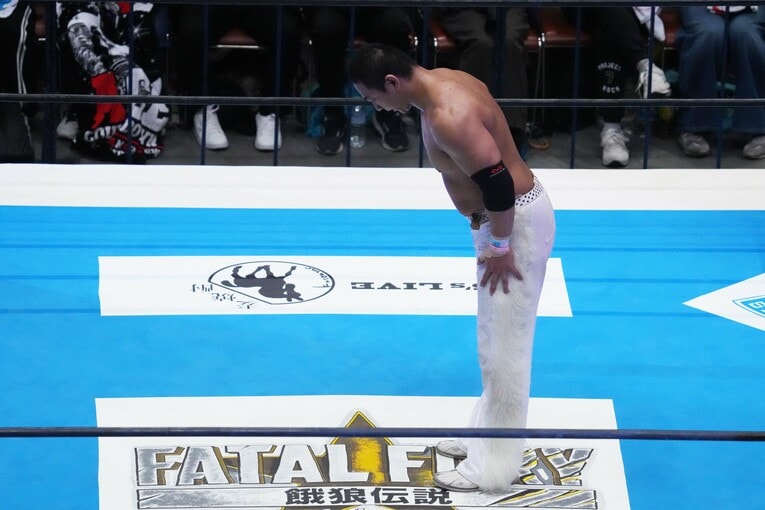 ファンに挨拶しリングを降りる海野翔太　©Essei Hara