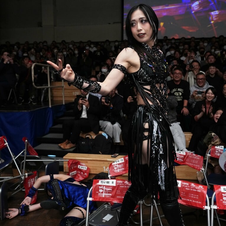 イスに乗りポーズを決める上谷沙弥　©Essei Hara