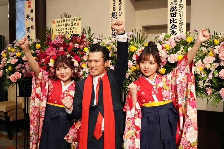 津軽三味線の北村姉妹とアントニオ小猪木　©Essei Hara