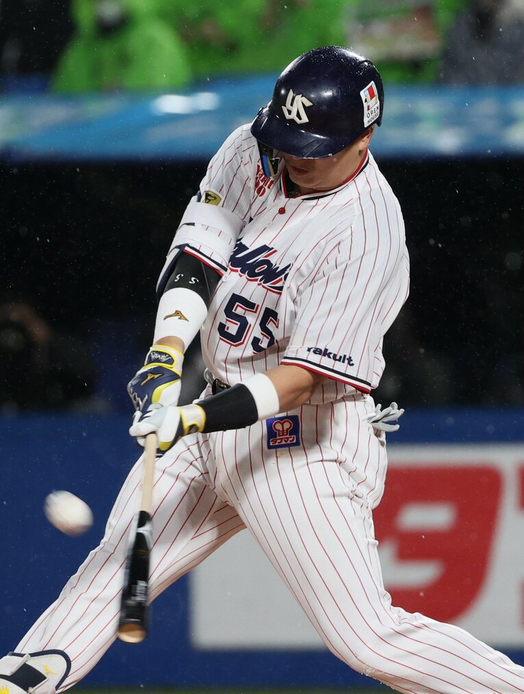 CSファイナル第2戦で逆転の2ランを放ったヤクルト村上。「しっかり押し込めた」という本人も納得の一打　©︎JIJI PRESS