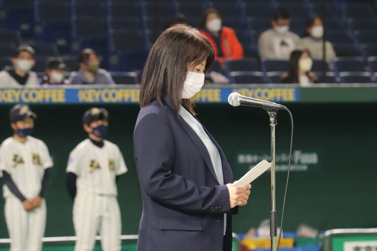 決勝戦後に登壇した全日本女子野球連盟の山田博子会長（提供：全日本女子野球連盟／撮影・高木遊）