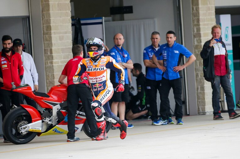 2015年あまり数GP予選中、フル装備のまま全力疾走するマルケス　テスト後の単独記者会見に臨むマルケス。このとき19歳　©Satoshi Endo