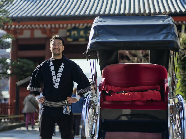 【人力車でバーチャル浅草さんぽ】元ラグビー日本代表…ムキムキの児玉健太郎さんが引く人力車で浅草を回った気になれる！　人力車夫のお仕事風景を見る　©︎Yuki Suenaga