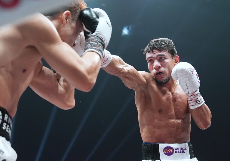 試合が進むにつれて、アフマダリエフの顔から自信が失われていった　©Naoki Fukuda