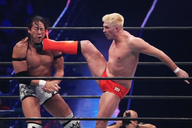 竹下幸之介にキックを叩き込むザック・セイバーJr.。8月16日、有明アリーナ　©Essei Hara