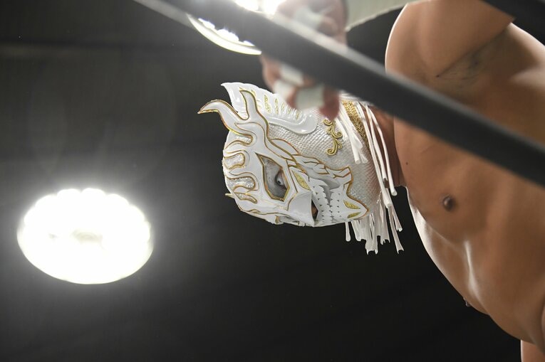 覚悟を決めたエル・デスペラードの表情（クリックすると「この記事の写真」に飛びます。流血等の過激な写真を含みますのでご注意ください）