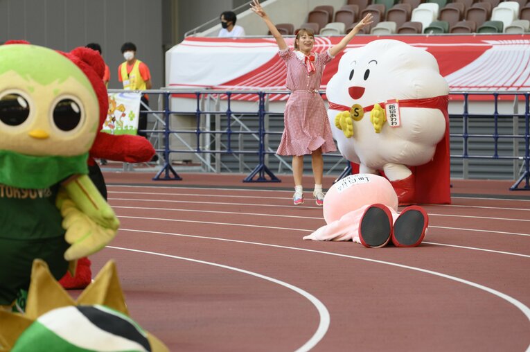 無個性・無軌道・無表情の3拍子が揃ったゆるキャラ桃色ウサヒは、バトンリレー直前に無気力にパタリ　©Hirofumi Kamaya