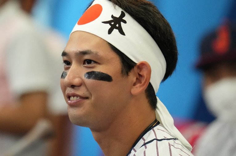 アメリカとの決勝戦直前、日の丸のハチマキを巻いて気合を入れた栗原陵矢（25歳） ／ photograph by JMPA