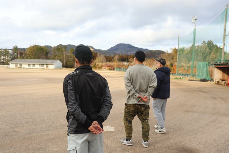 隠岐高のグラウンドを訪れた甲子園出場経験OBたち　©Yuki Kashimoto
