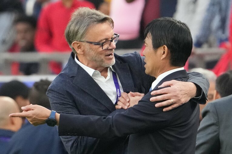 言葉をかわすフィリップ・トルシエ監督と森保一監督　©Masashi Hara